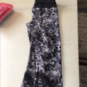 Lululemon run inspire crops size 6